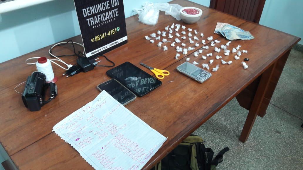 POLÍCIA CIVIL PRENDE HOMEM QUE FAZIA A DISTRIBUIÇÃO DE DROGAS PERTENCENTES À FACÇÃO CRIMINOSA
